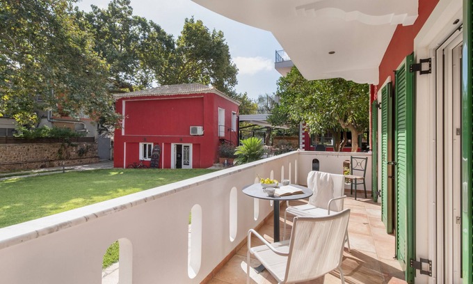 Anthousa Apartamento | Apartamento 'A Standard Two-Bedroom' con terraza compartida, Wi-Fi y aire acondicionado.