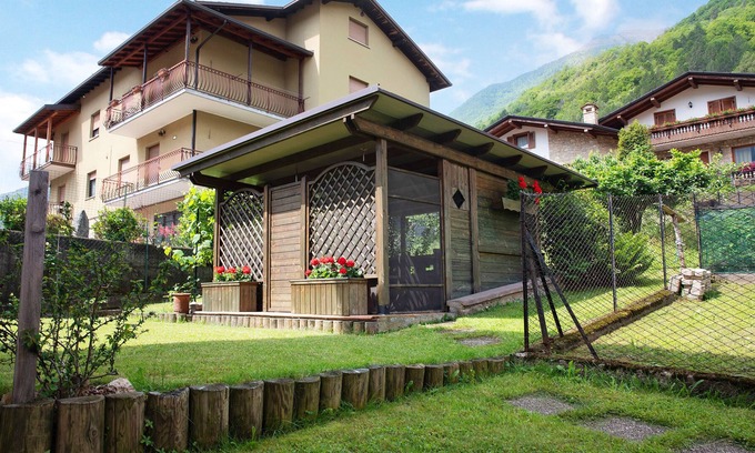 Malonno Apartamento | Apartamento "Acero Rosso" con vistas a la montaña, terrazas privadas y Wi-Fi