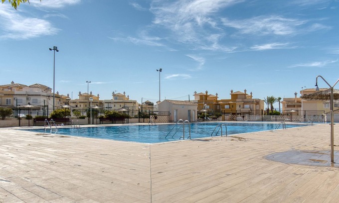 Monte Faro Apartamento | Apartamento 'Adosado En Gran Alacant Santa Pola' con piscina compartida, Wi-Fi y aire acondicionado.
