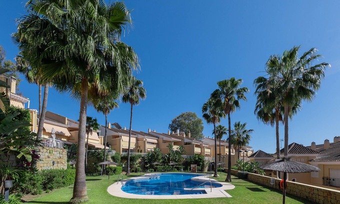 San Pedro de Alcántara Apartamento | Apartamento 'Aguamarina Gamonal' con vistas a la montaña, Wi-Fi y aire acondicionado.