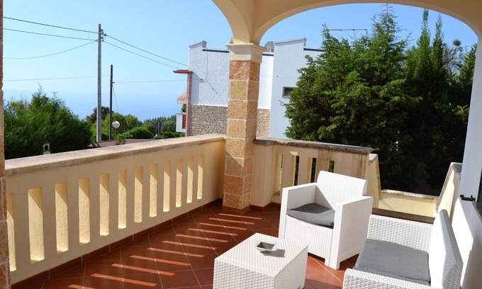 Marina di Novaglie Apartamento | Apartamento 'Alba Del Mare' con vistas al mar, terraza privada y jardín compartido