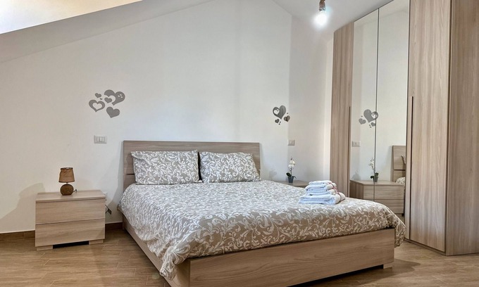 Piazza-Tralia-Pendolo Apartamento | Apartamento 'Alba E Tramonto' con vistas a la montaña, Wi-Fi y aire acondicionado