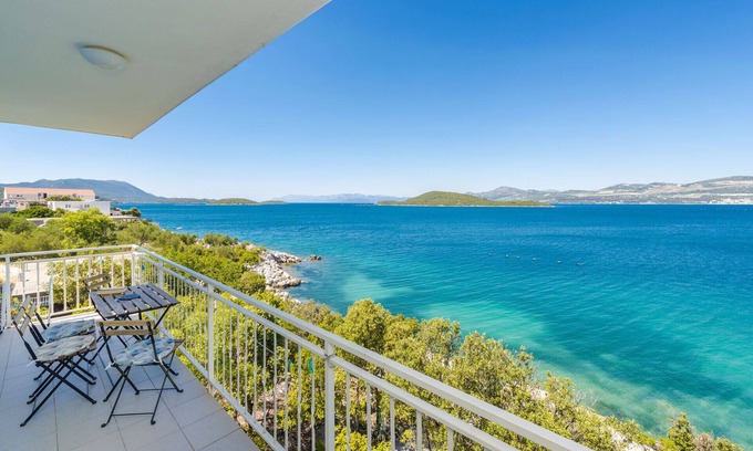 Dubrava Apartamento | Apartment Alenka 3 - beachfront, 10 m from the sea