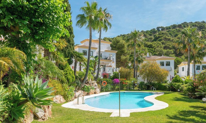 Alhaurín el Grande Apartamento | Apartamento Alhaurín Golf con vistas a la montaña, piscina, Wi-Fi, A/C, terraza y jardín