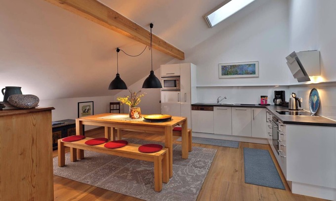 Traunreut Apartamento | Apartamento en el estanque