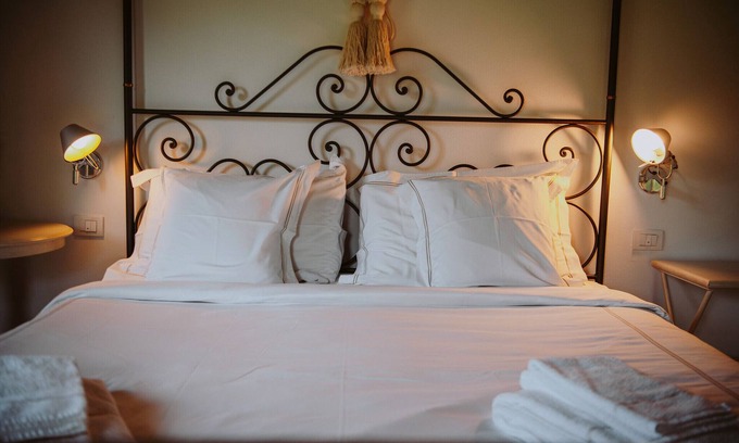 Puegnago del Garda Apartamento | Apartment 'Ametista' with Shared Pool, Wi-Fi and Air Conditioning