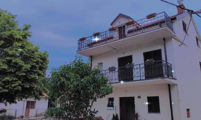 Vrlika Apartamento | Apartment and Room Mare Vrlika - Two Bedroom Apartment with Balcony
