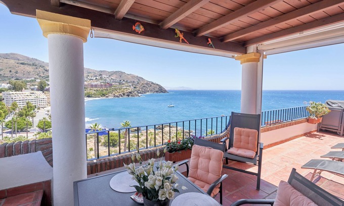 Velilla-Taramay Apartamento | Apartamento 'Ap Tesorillo Primera Línea De Playa' con vistas al mar, Wi-Fi y aire acondicionado.