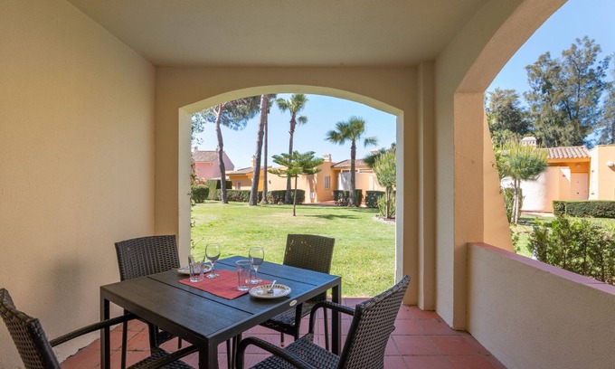 Lepe Apartamento | Apartamento 'Apartamento Palo Verde Golf' con piscina compartida, terraza privada y Wi-Fi