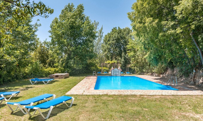 La Zubia Apartamento | Apartamento 'Apartamento La Cuadra' con vistas a la montaña, piscina compartida y Wi-Fi