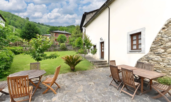 Cibuyo Apartamento | Apartamento 'Apartamento Narcea 1' con vistas a la montaña, terraza privada y Wi-Fi