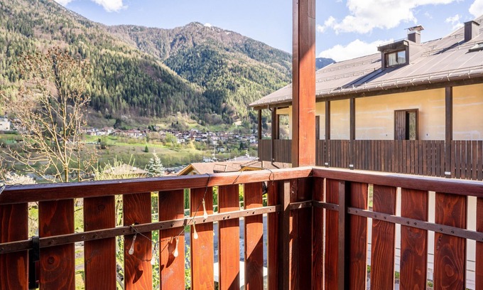 Strembo Apartamento | Apartamento "Aparthotel Strembo Casinei" con vistas a la montaña y jardín compartido