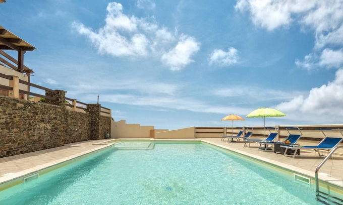 Sassari Apartamento | Apartamento "Appart 1 Quadrupla Vista Mare" con vistas al mar, piscina, Wi-Fi, jardín y terraza