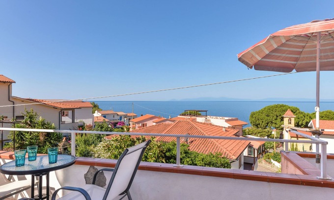 Chiessi Apartamento | Apartamento 'Appartamento Con Vista Mare Chiessi' con vistas al mar, balcón y aire acondicionado