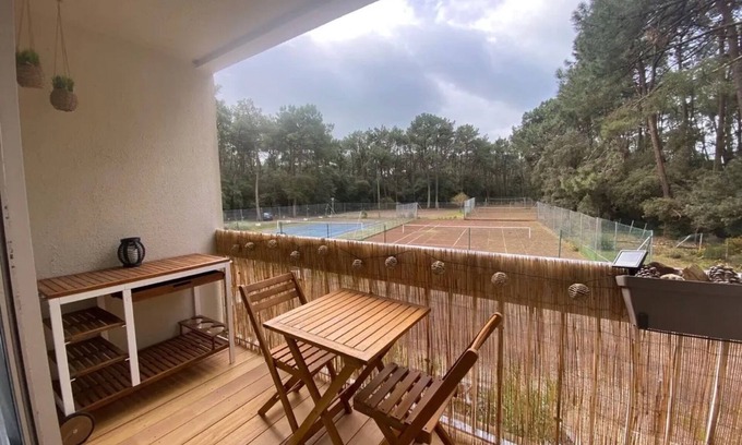 Jard-sur-Mer Apartamento | Apartamento 'Appartement Au Parc De La Grange' con piscina compartida y balcón