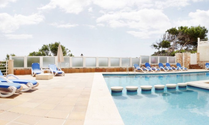 Cala Figuera Apartamento | Apartment 'Apto Villa Sirena Vista Piscina' with Shared Pool, Wi-Fi and Air Conditioning