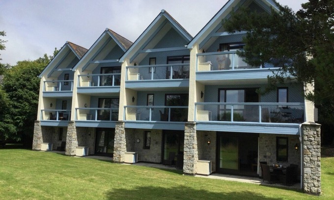 Praze-An-Beeble Apartamento | Apartment at Clowance Estate and Country Club with luxury swimming pool