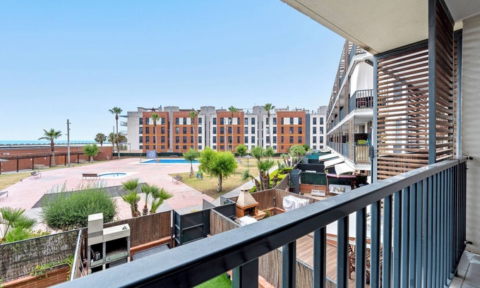 Cubelles Apartamento | Apartamento 'Ática Blue Sea' con vistas al mar, Wi-Fi y aire acondicionado