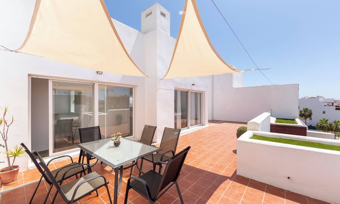 Retamar Apartamento | Apartamento 'Ático Nuevo Con Piscina' con vistas al mar, piscina compartida y aire acondicionado.