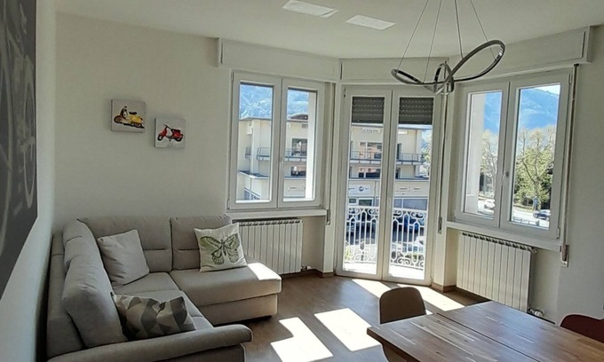 Costa Volpino Apartamento | Apartamento 'Casa Vacanza Aurora' con vistas a la montaña, terraza privada y Wi-Fi