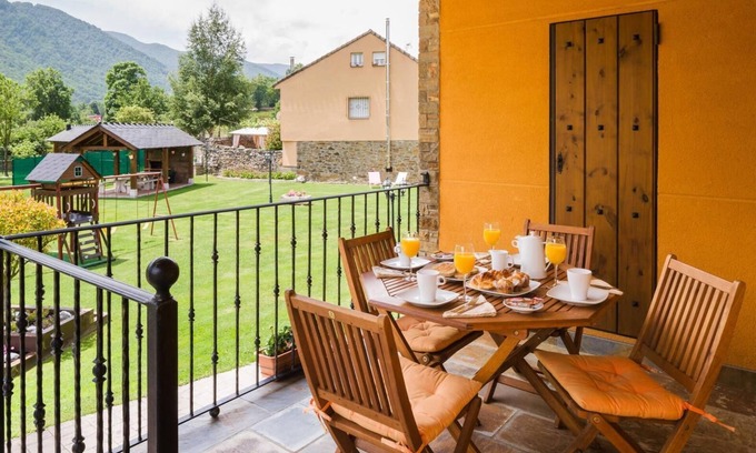 Caboalles de Abajo Casa | Apartamento 'Balagar' con vistas a la montaña, piscina compartida y Wi-Fi