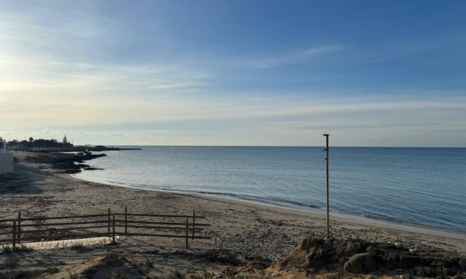 Marina di Lizzano Apartamento | Apartamento 'Bagnara - King' con vistas al mar y jardín compartido