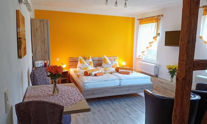 Pfaffendorf Apartamento | Apartment "Barbarine", living/bedroom - Ferienhof Müller