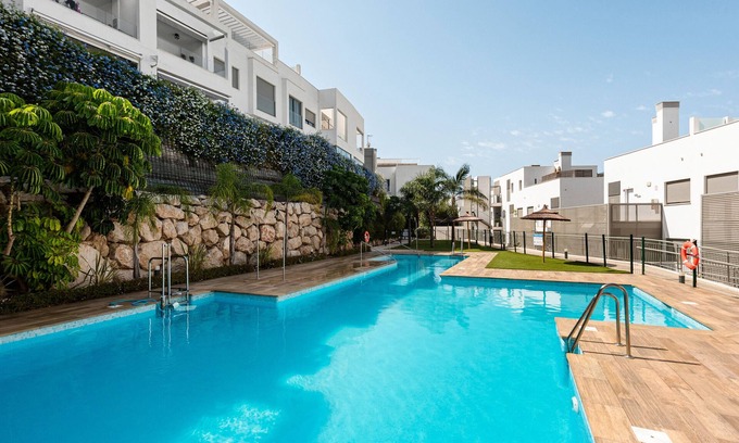 Caleta de Velez Apartamento | Apartamento "Baviera Hills 1A" con jardín, piscina compartida y Wi-Fi