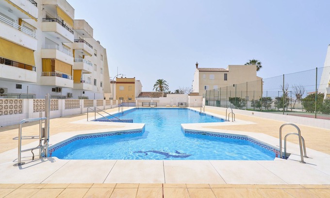 Caleta de Velez Apartamento | Apartamento 'Beachside Bliss' con piscina compartida, Wi-Fi y aire acondicionado