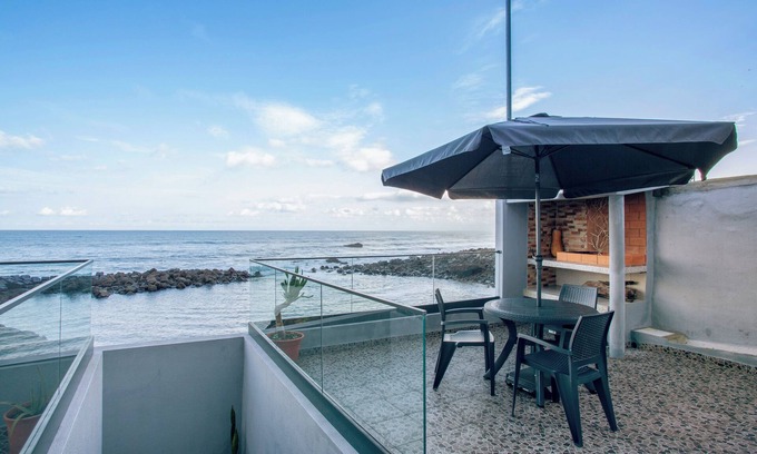 Sao Vicente Apartamento | Apartamento 'Beach Front Flat' con vistas al mar, terraza privada y Wi-Fi