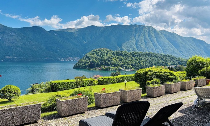 Azzano Apartamento | Apartamento Bella Vista En Mezzegra vista al lago piscina casa.