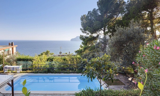 Torre del Mare Apartamento | Apartment 'Belvedere Su Spotorno' with Sea View, Shared Pool and Private Terrace