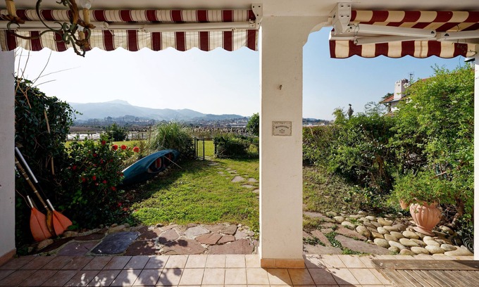 Hendaye Apartamento | Apartamento 'Bidasoabanks' con vistas a la montaña, piscina compartida y Wi-Fi