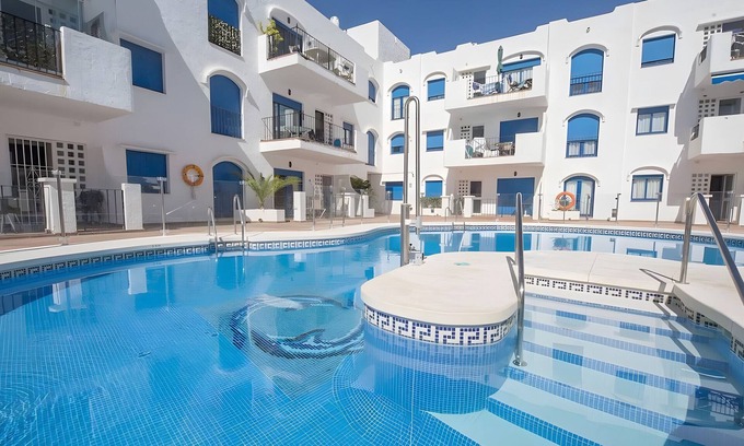 Manilva Apartamento | Apartamento 'Brisa Del Puerto' con piscina compartida, Wi-Fi y aire acondicionado