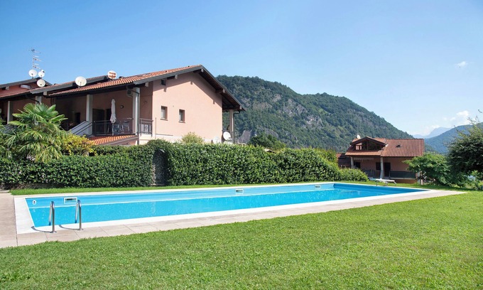 Lavena Ponte Tresa Apartamento | Apartamento 'Casa Del Sole' con vistas a la montaña, piscina compartida y pista de tenis