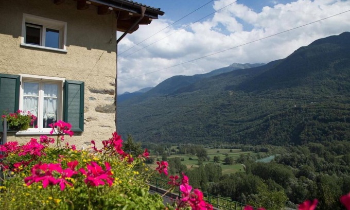 Teglio Apartamento | Apartamento "Ca' La Vedescia Mansarda Beli Miri" con vistas a la montaña, terraza y Wi-Fi