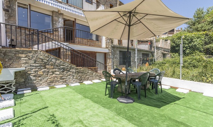 Borreda Apartamento | Apartamento 'Cal Confianza' con vistas a la montaña, jardín privado y Wi-Fi