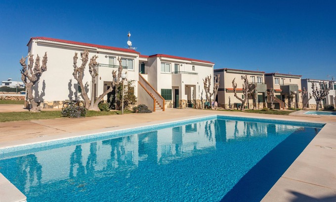 Los Delfines Apartamento | Apartamento 'Cala En Forcat' con piscina compartida, terraza privada y Wi-Fi