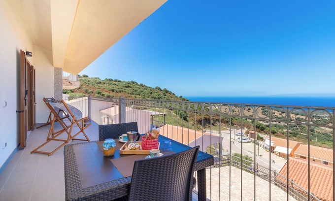 Trinita d'Agultu Apartamento | Apartamento Carolina House cerca de la playa con vista al mar, A/C, Wi-Fi, terraza y balcón