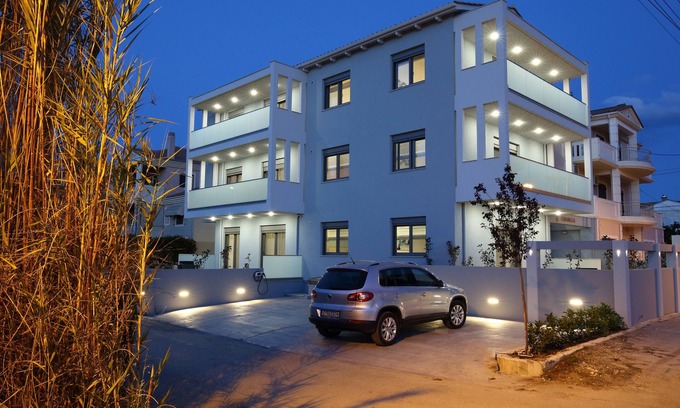 Lefkada Apartamento | Apartment 'Carabella Residence 1' with Mountain View, Wi-Fi and Air Conditioning