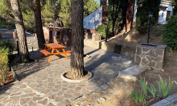 Huetor Santillan Apartamento | Apartamento 'Carrasco' con vistas a la montaña, piscina compartida y Wi-Fi