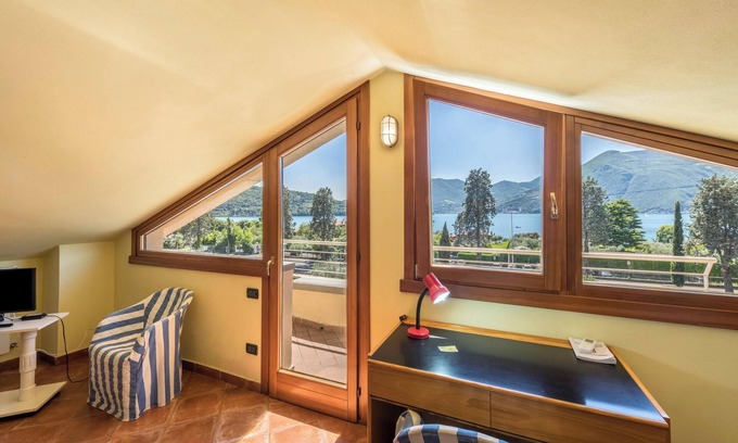 Marone Apartamento | Apartamento 'Casa Caterina Mansarda' con vistas al lago, jardín y Wi-Fi