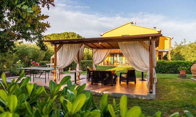Orbetello Apartamento | Apartamento "Casa Dante" con vistas a las colinas y al Monte Argentario, 2 terrazas privadas y Wi-Fi