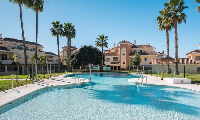 Caleta de Velez Apartamento | Apartamento "Casa Baviera Golf" con vistas a la montaña, piscina compartida y Wi-Fi