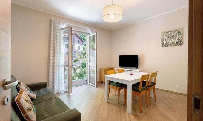 Laveno Apartamento | Apartamento 'Casa Làrisa Lago Maggiore' con vistas a la montaña, balcón y Wi-Fi