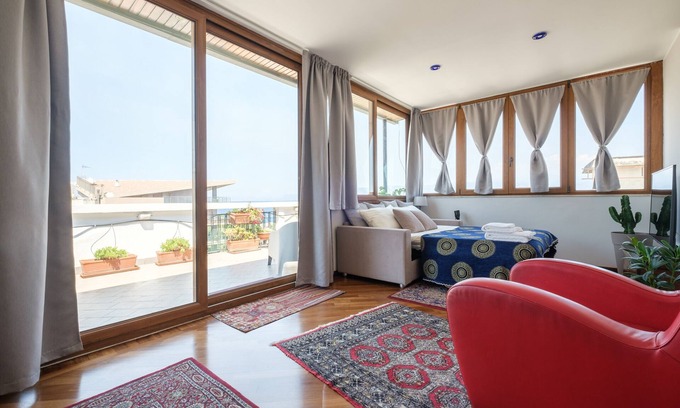 Province of Messina Apartamento | Apartamento 'Casa Malù' con vistas al mar, jardín y Wi-Fi