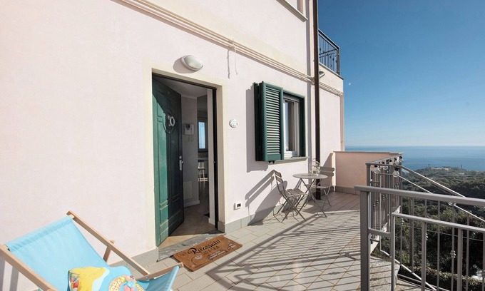 Varazze Apartamento | Apartamento 'Casa Marincanto' con vistas al mar, terraza privada y Wi-Fi
