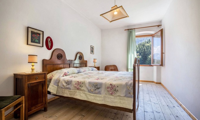 Sella Giudicarie Apartamento | Apartamento 'Casa Nel Borgo Edera' con vistas a las montañas y jardín compartido