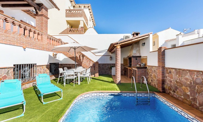 Nerja Apartamento | Apartamento Casa Patricia Nerja con vistas a la montaña, piscina