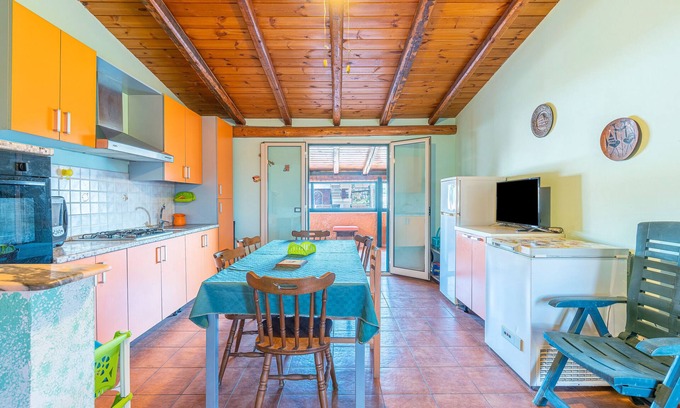 Agnone Bagni Apartamento | Apartment 'Casa Pina A Due Passi Dal Mare' with Private Terrace and Air Conditioning